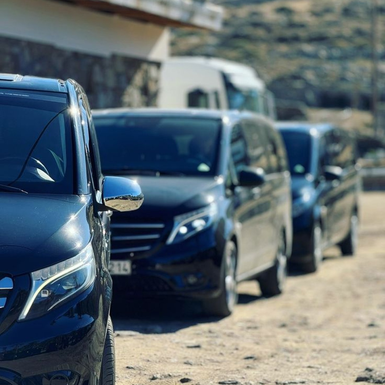 Miniván privada con aire acondicionado estacionada en un mirador de montaña en una carretera de Marruecos
