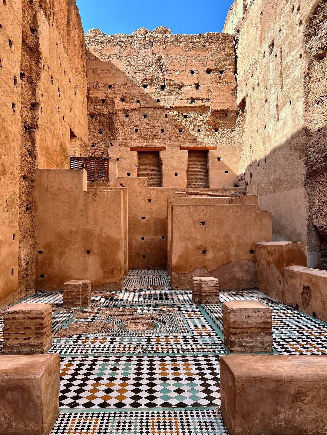 Techos de cedro tallado, azulejos zellige y suelos de mármol en un palacio histórico de Marrakech