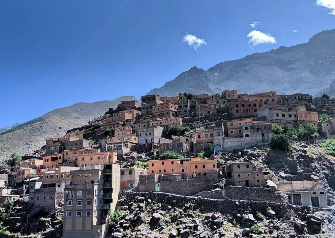El pueblo bereber de Imlil construido en la ladera de la montaña bajo el macizo del Toubkal