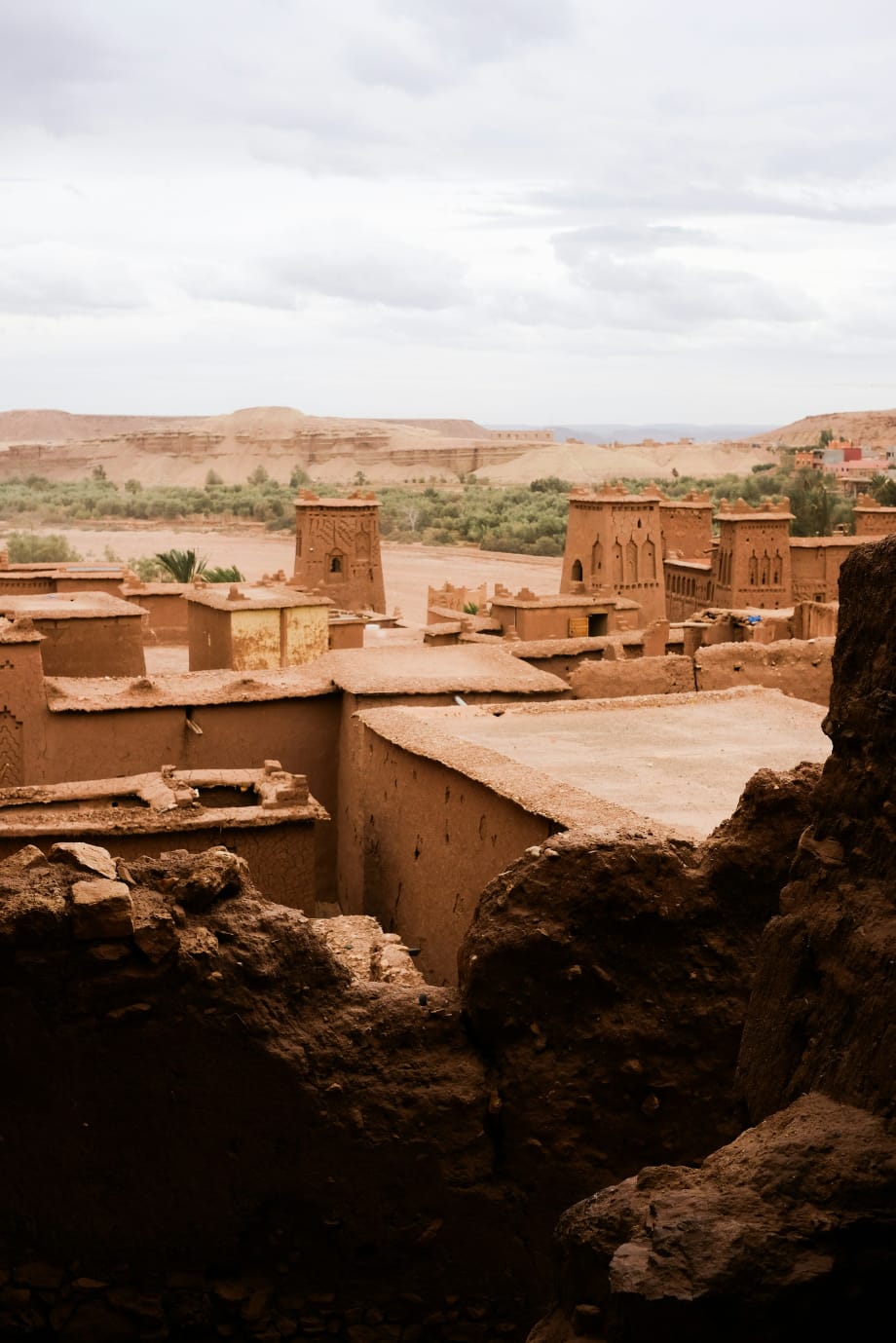 La kasbah de adobe de Ait Ben Haddou iluminada al atardecer en una ruta desde Marrakech