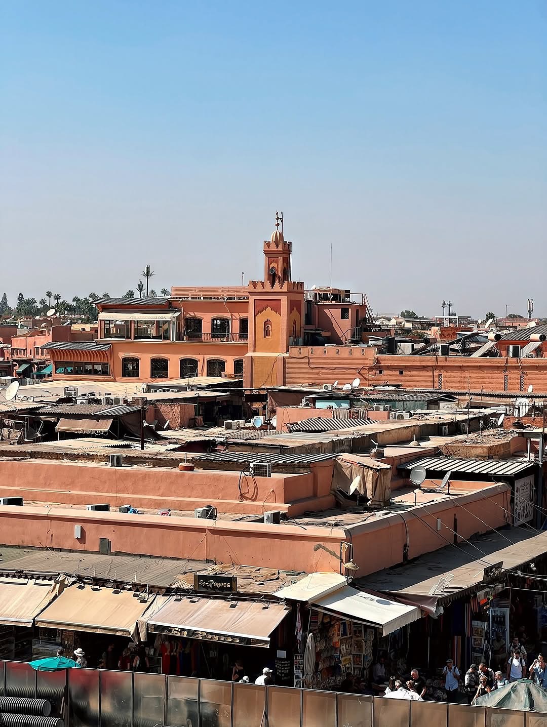 Techos rosados de Marrakech, un minarete y terrazas de cafeterías con vistas a la zona de Jemaa el-Fnaa