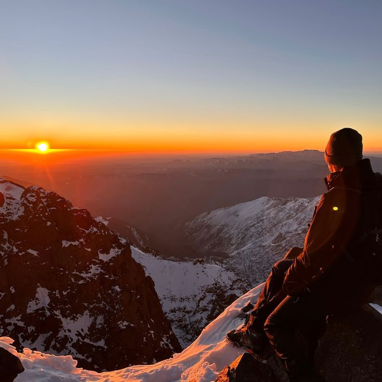 Senderistas en una cumbre del Atlas marroquí sobre un mar de nubes al amanecer