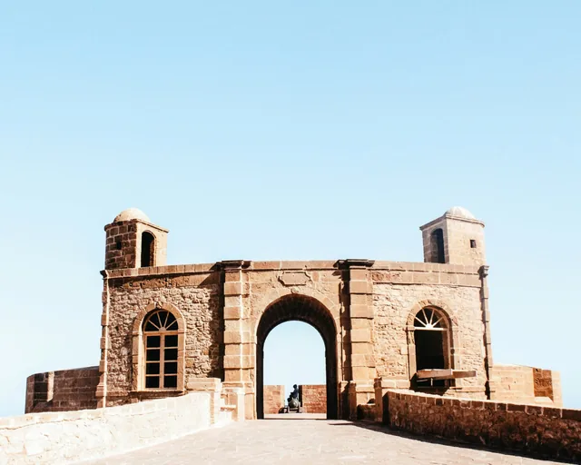 Steinernes Tor und Wachtürme der Skala de la Ville Stadtmauer in Essaouira unter klarem Himmel