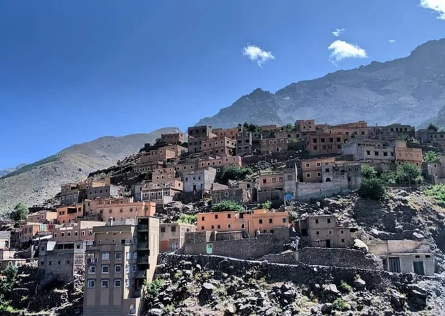 El pueblo bereber de Imlil construido en la ladera de la montaña bajo el macizo del Toubkal