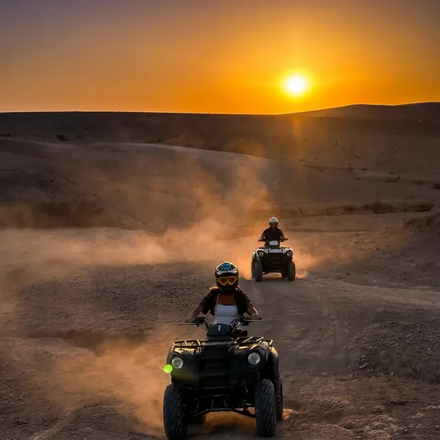 Quad-Fahrt auf einer Wüstenpiste der Agafay-Wüste in Richtung Sonnenuntergang